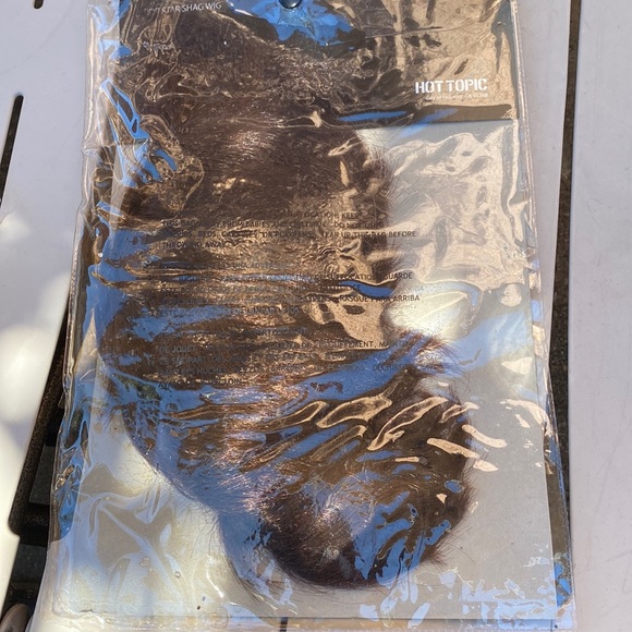 Brown short wig - Picture 2 of 2